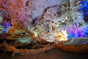 Thiên Cung cave
